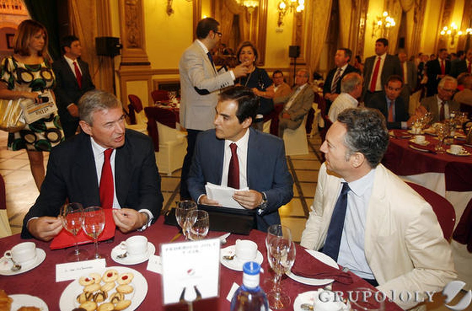 José Luis Fernández, director de Banco Santander en Andalucía, José Antonio Nieto y José Joly.

Foto: O. Barrionuevo / J. Martinez