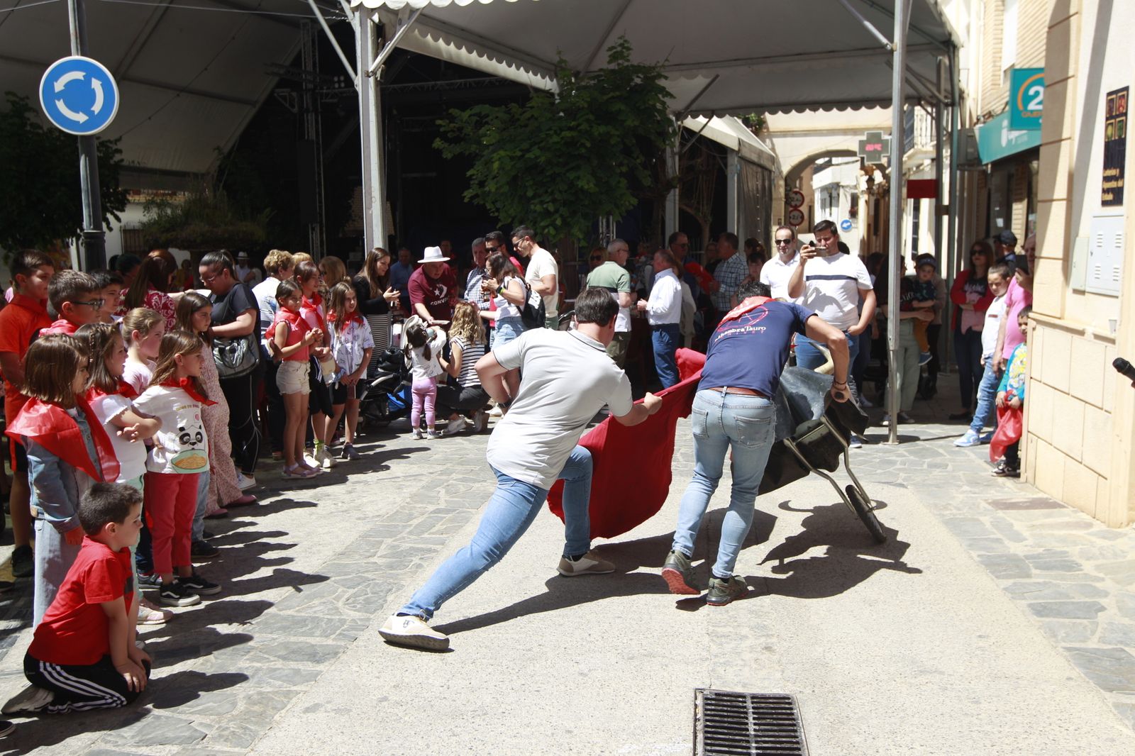 Imágenes de las Fiestas de Abrucena: concurso de mostos, encierro infantil y migas populares