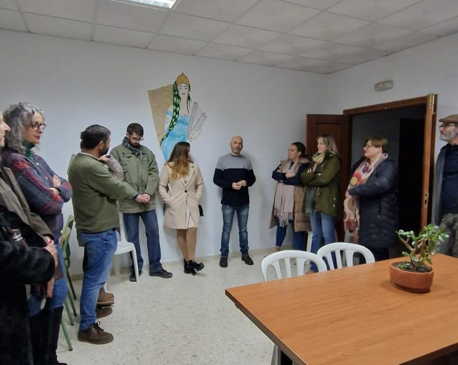 La alcaldesa Vanesa Beltrán acudió a la apertura de la sede, junto a otras vecinos.