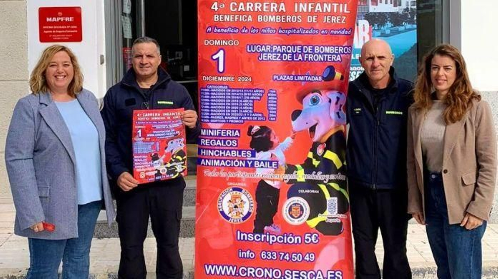 Bomberos de Jerez junto a uno de los colaboradores de la carrera infantil Bomberos de Jerez junto a uno de los colaboradores de la carrera infantil