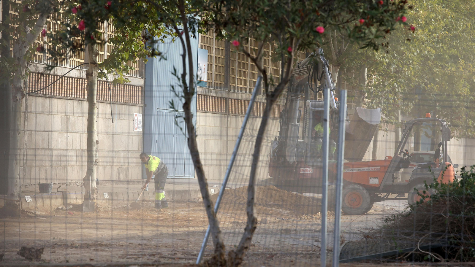 Unos obreros trabajando en el entorno del complejo expositivo Ifeca.