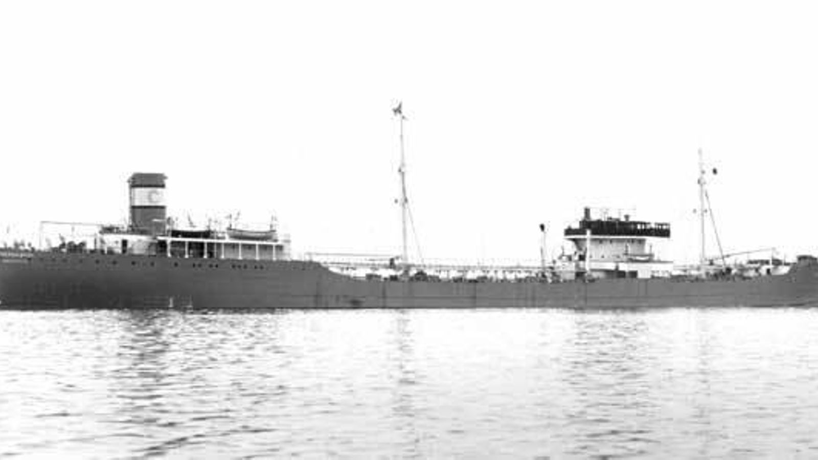 El petrolero noruego Thorshovdi quebrado por su centro como consecuencia del ataque italiano del 5 de agosto de 1943.