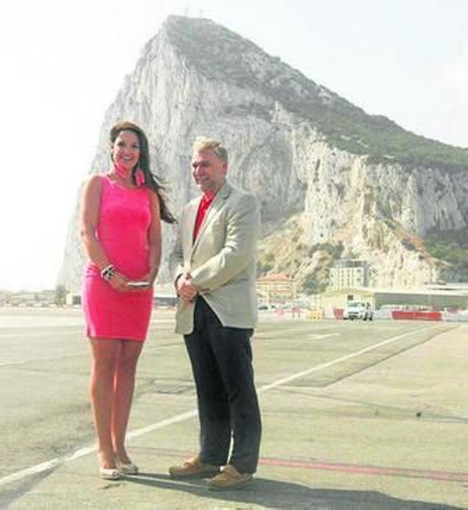 El ministro Steven Linares despide a Miss Gibraltar, ayer.
