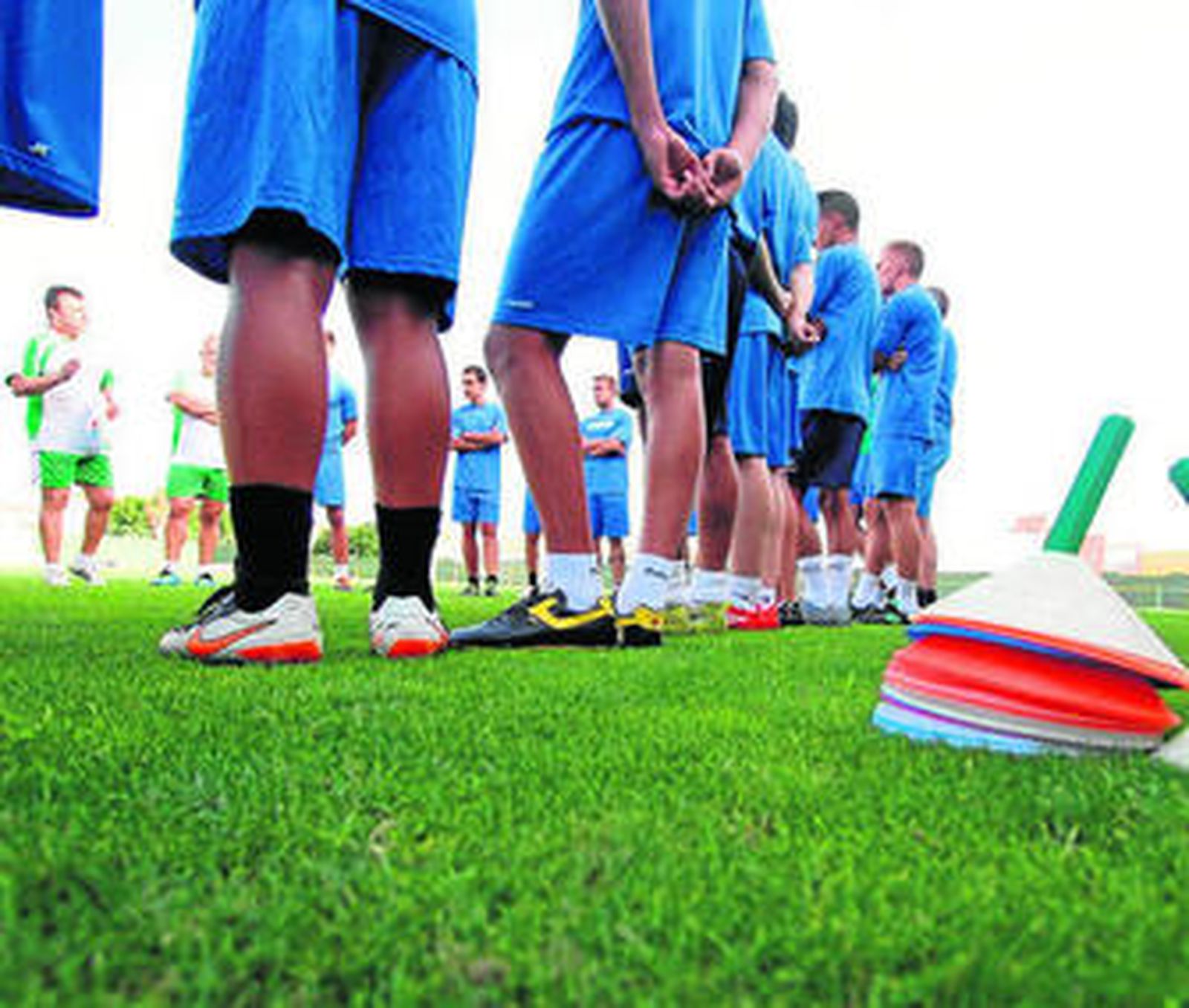 Tobali se dirige a sus hombres antes de un entrenamiento.