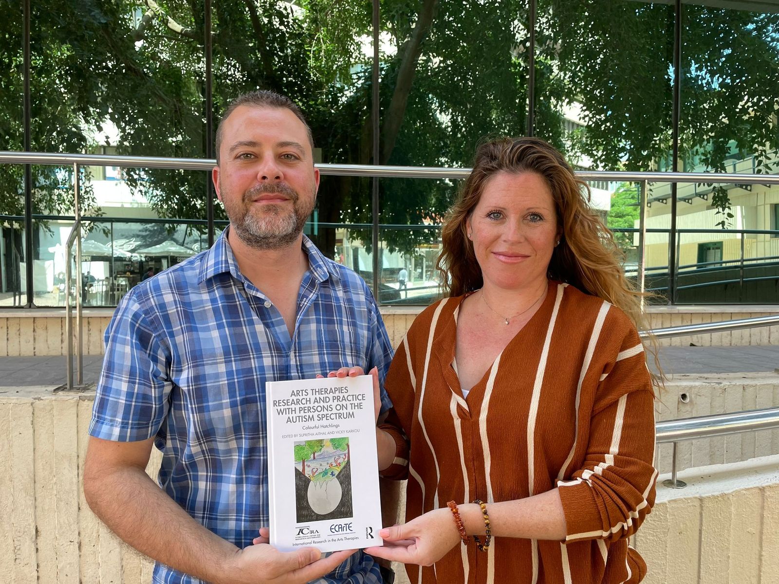 Daniel Mateos y Lidia Atencia sosteniendo el libro que recoge su artículo