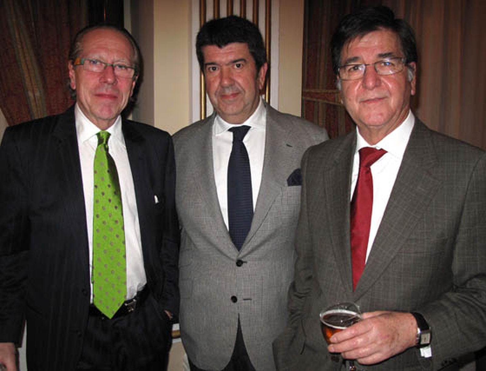 José Montesinos (delegación de Doble Erre en La Coruña), José María Gil Silgado (Yeguada Rebujena)y Sebastián Abril (Aossa).

Foto: Victoria Ramírez