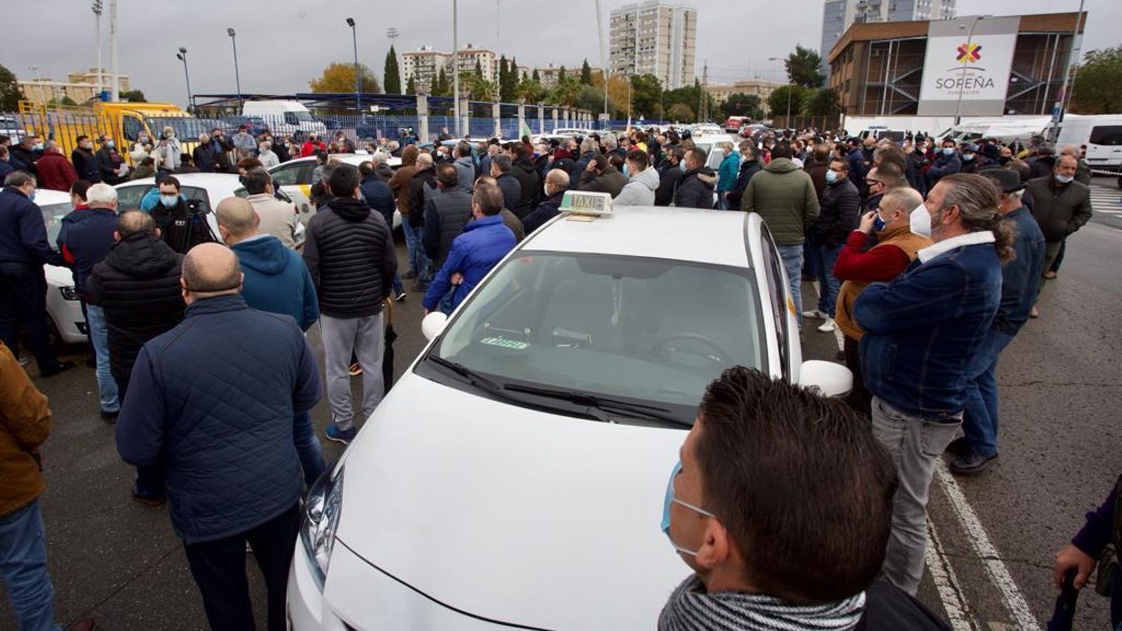 Taxistas de Sevilla, durante la reunión de este jueves.