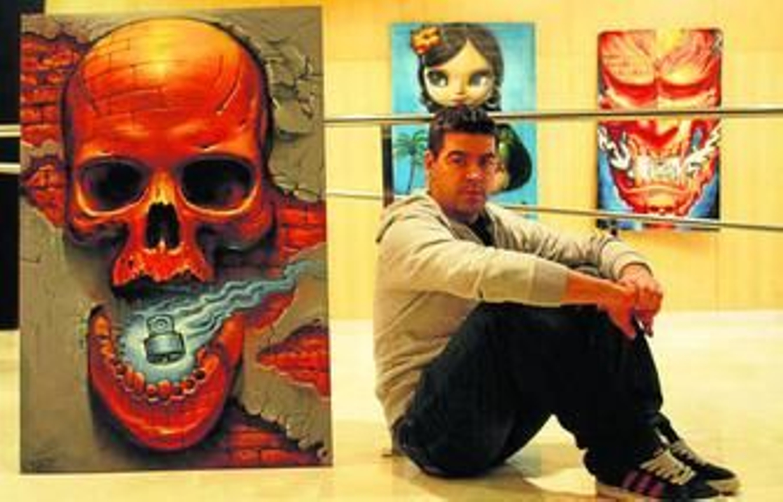 Drew, ante algunas de sus obras.