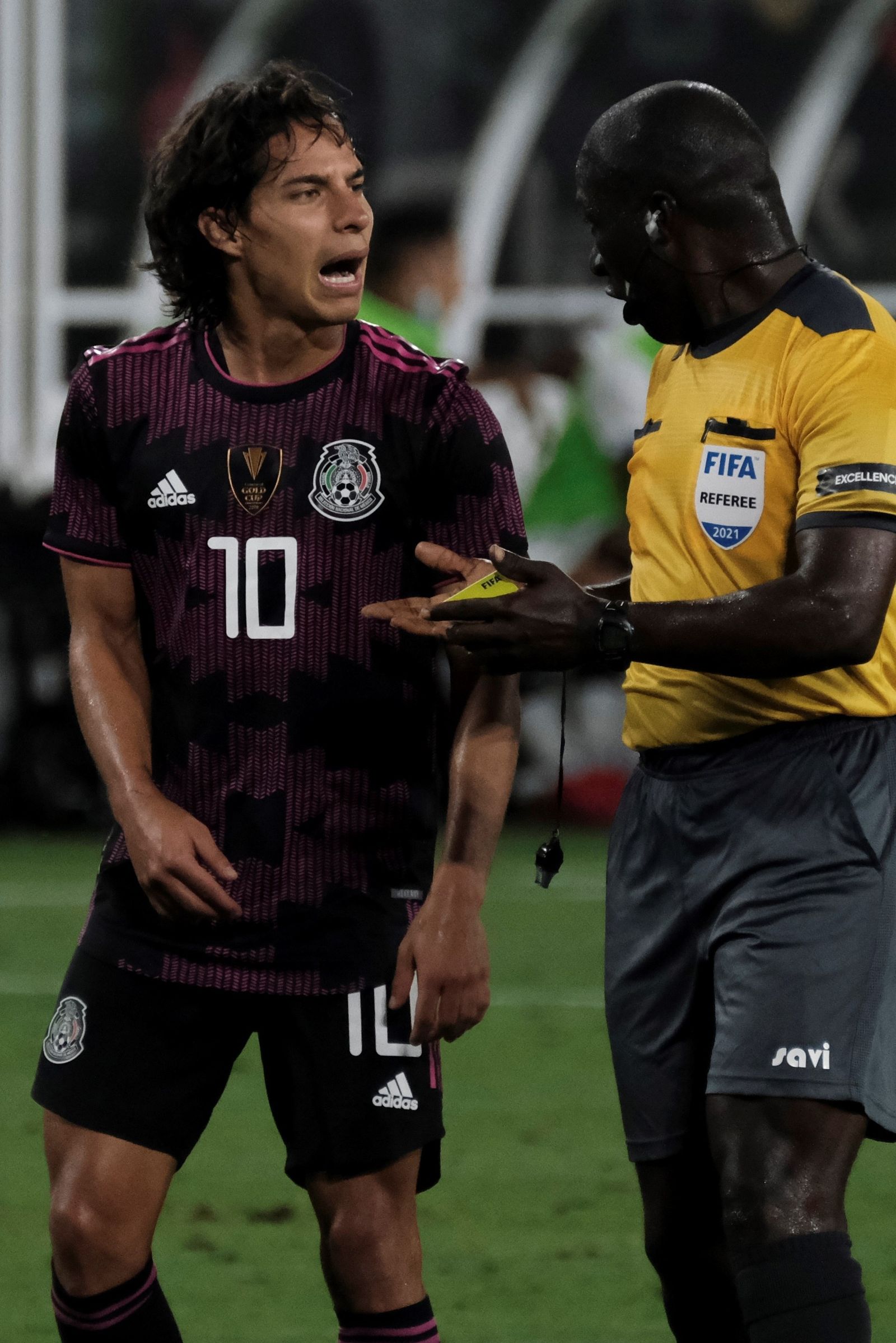 Diego Lainez se encara con el árbitro Kevin Morrison.