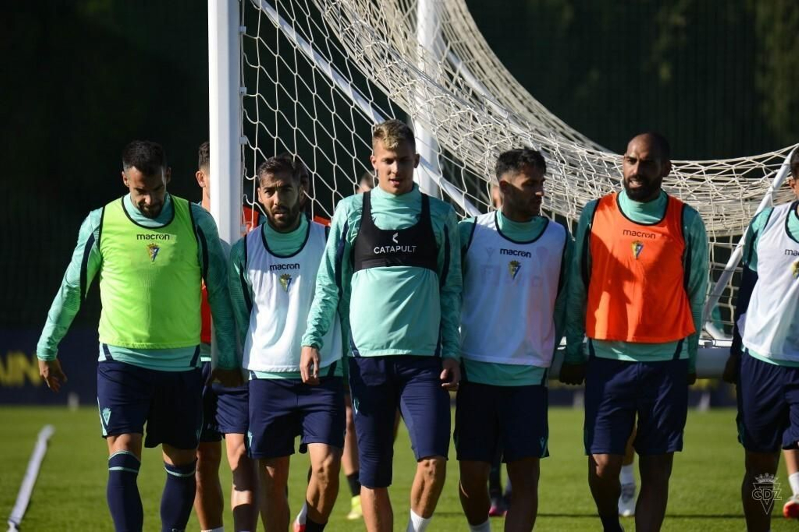 Jugadores con una portería en un entrenamiento.