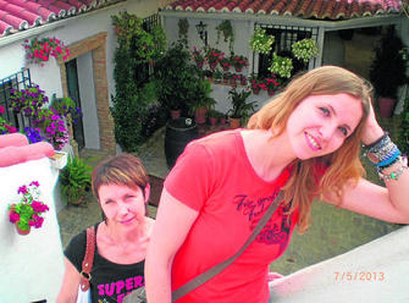 Veronika Melnikava junto a su madre en un patido de Córdoba.