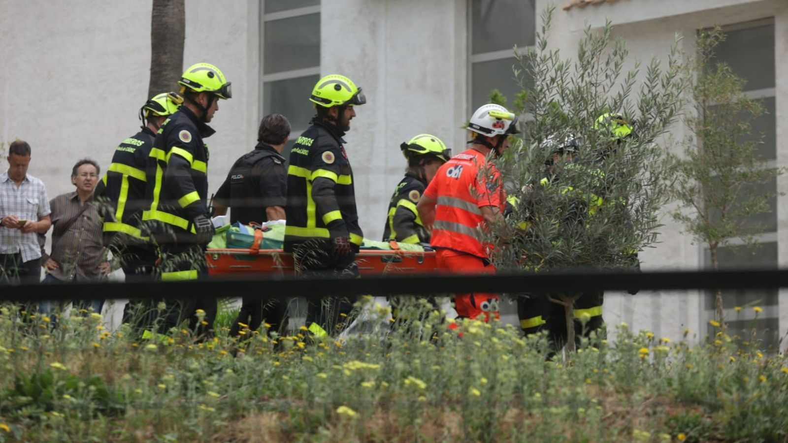 Un trabajador cae por un desnivel mientras soldaba junto a la Escuela de Arte de Algeciras.