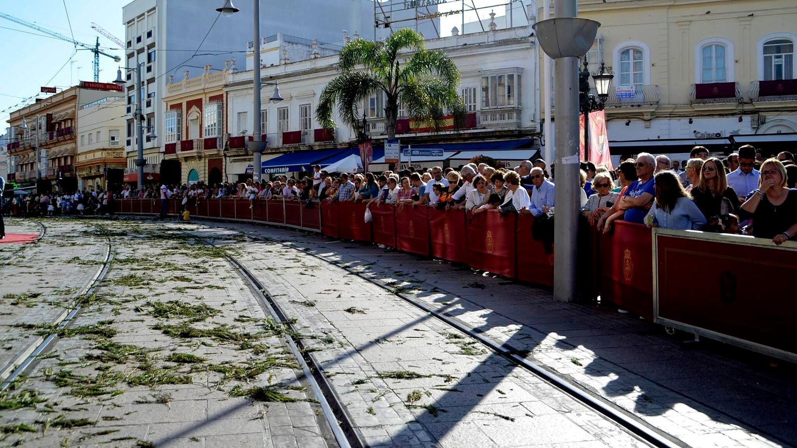 Público en la plaza de la Iglesia esperando para ver la procesión del Corpus Christi.