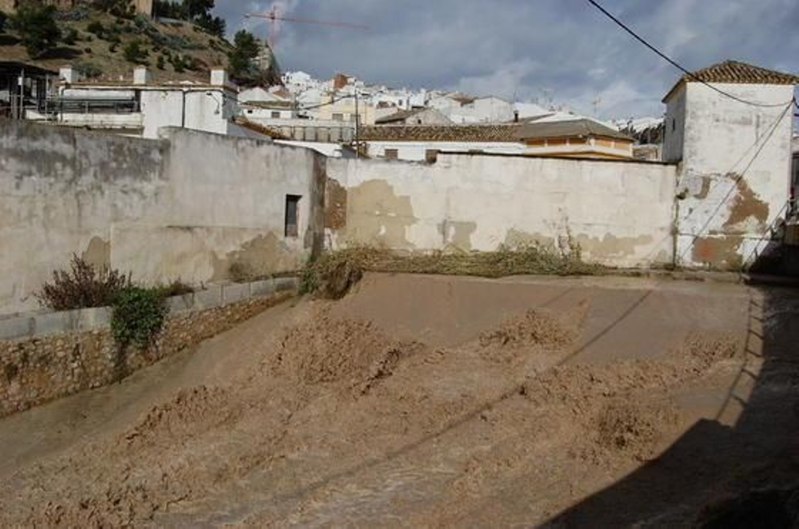 Las lluvias inundan las calles de Baena.

Foto: Rafael Salido