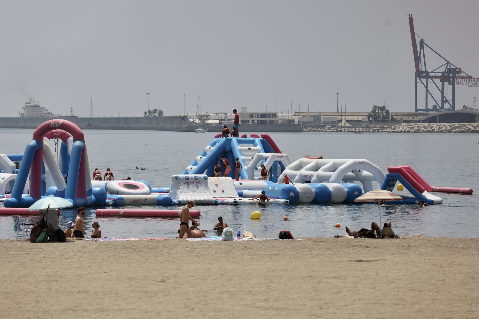 Gran ambiente en las playas de Málaga en plena jornada electoral