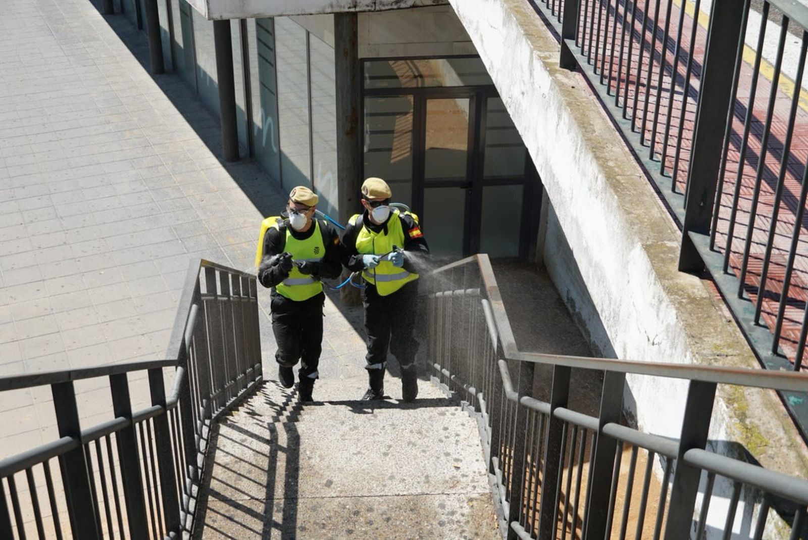 Efectivos de la UME en labores de desinfección.