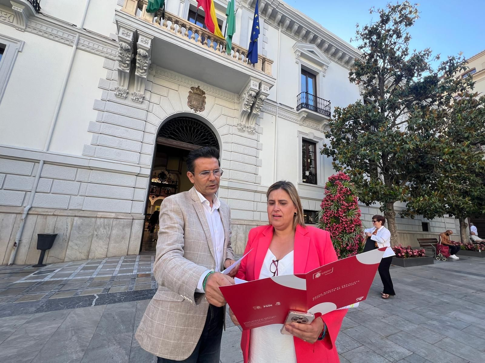 Nuria Gutiérrez y Paco Cuenca, en la Plaza del Carmen.