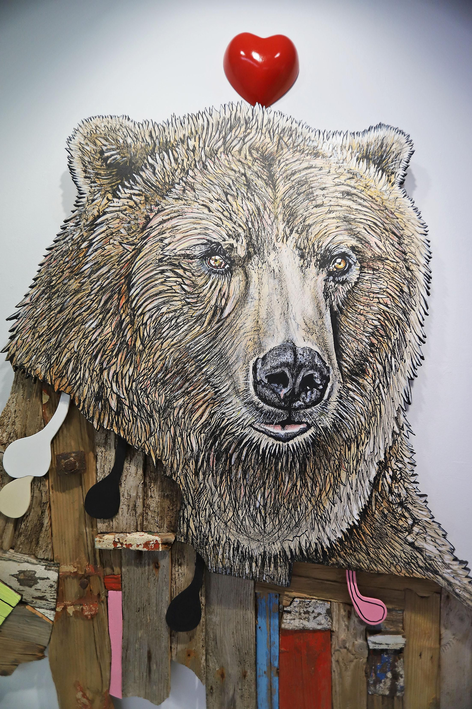 Imágenes de la exposición del artista onubense Wild Welva titulada 'El adiós, el comienzo y todo lo demás'.