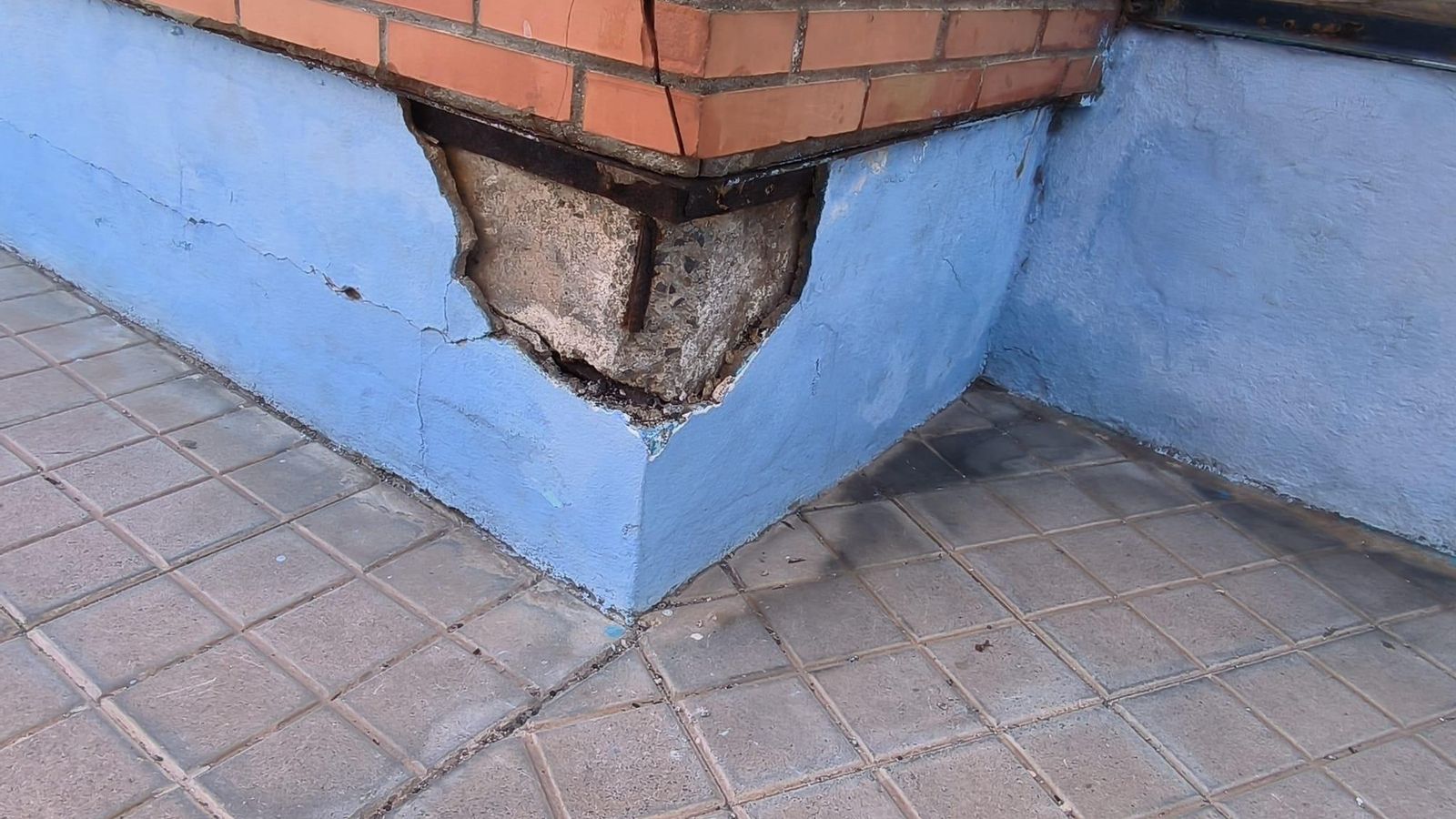 Más de una treintena de deficiencias por humedades o falta de mantenimiento de años se detallan en el dosier que ya obra en manos del Ayuntamiento de Almería