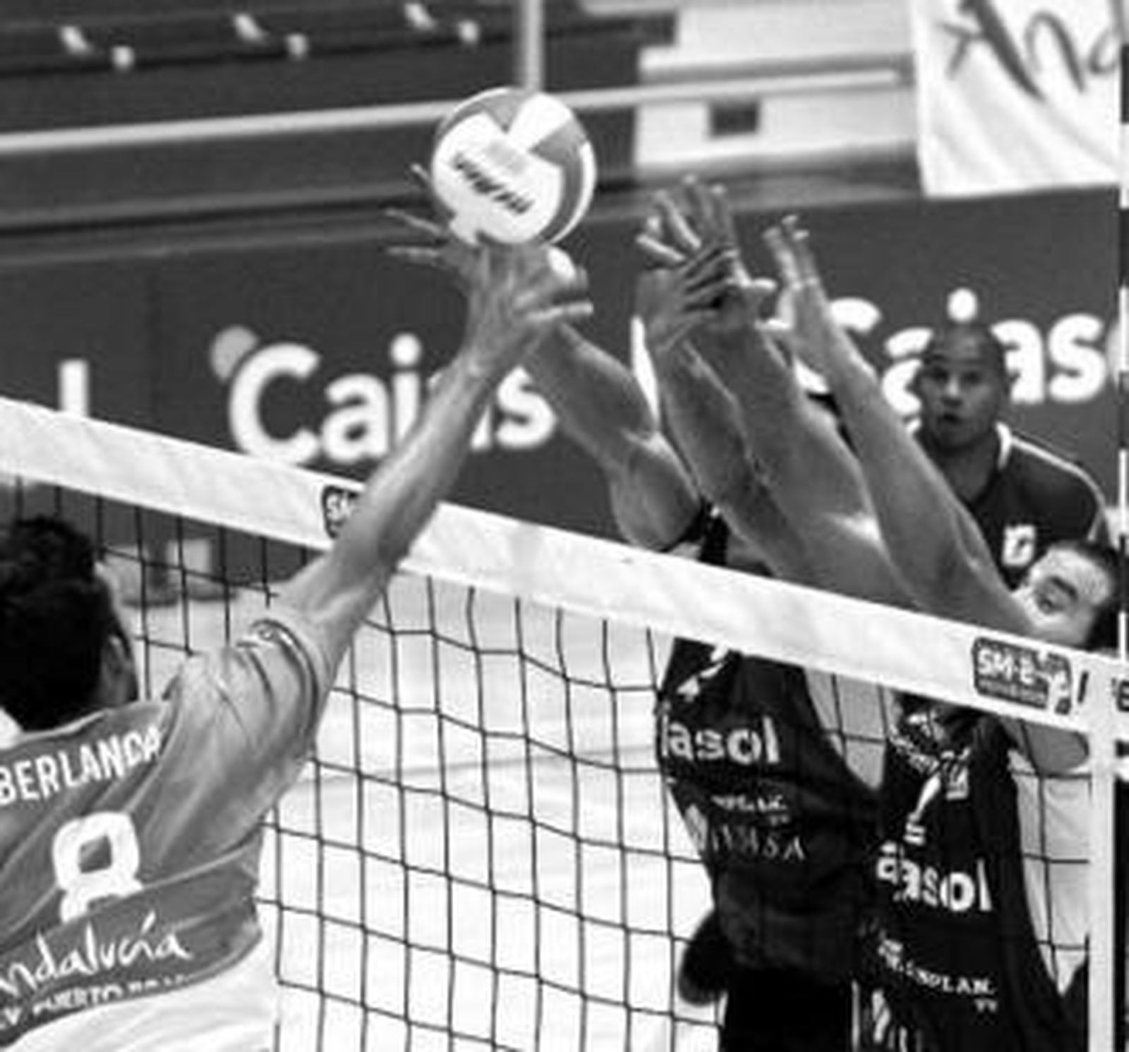 Berlanga intenta superar un bloqueo de los sevillanos.