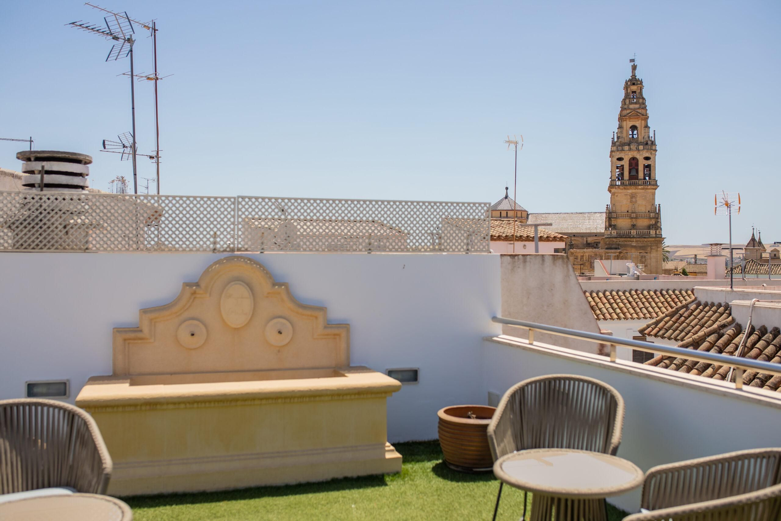 El singular hotel al que se accede a través de un patio cordobés El singular hotel al que se accede a través de un patio cordobés