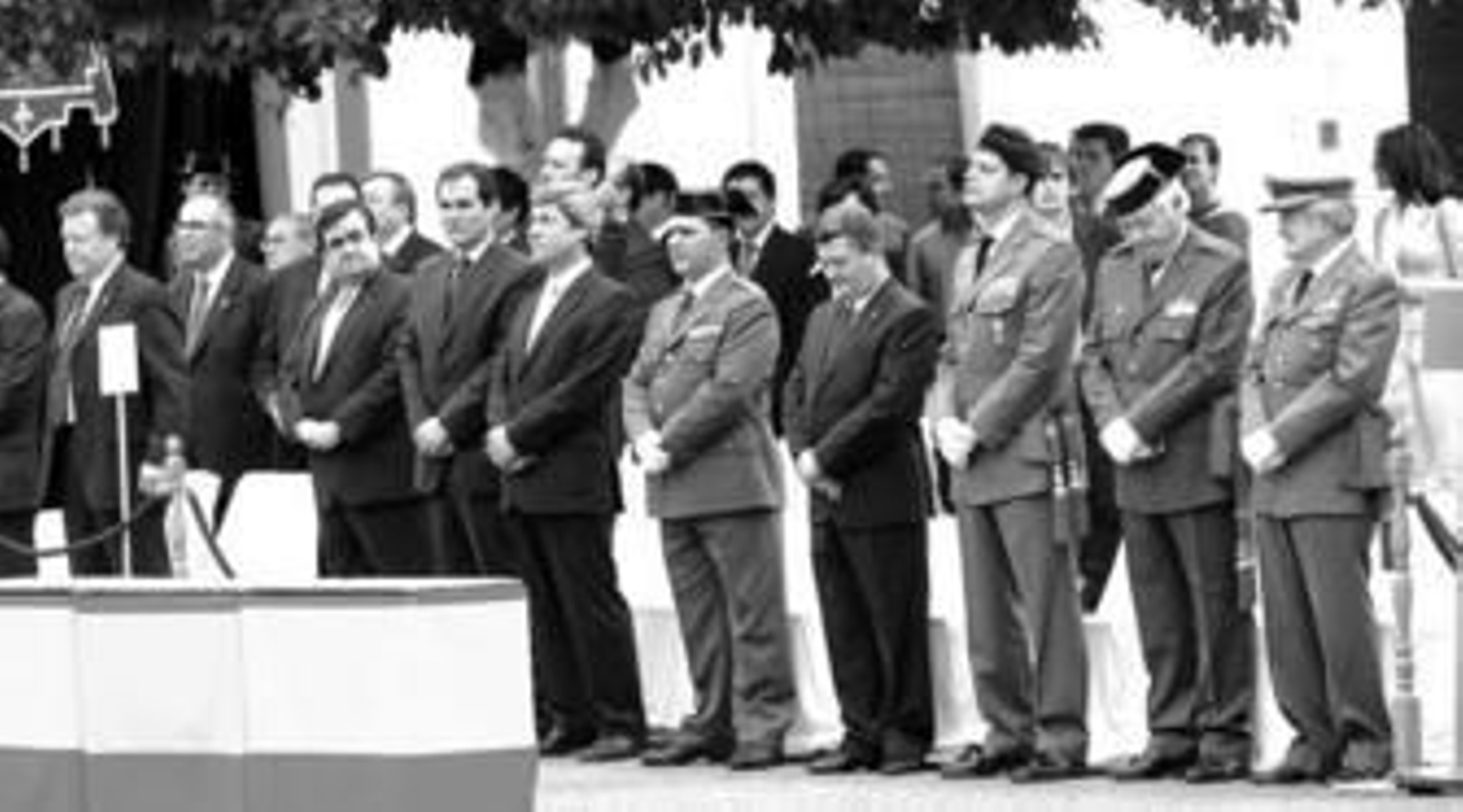 Las autoridades civiles y militares presiden el acto conmemorativo.