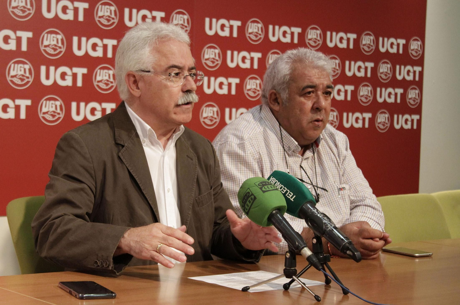 Luciano Gómez, a la izquierda, explica la puesta en marcha de la jornada intensiva.