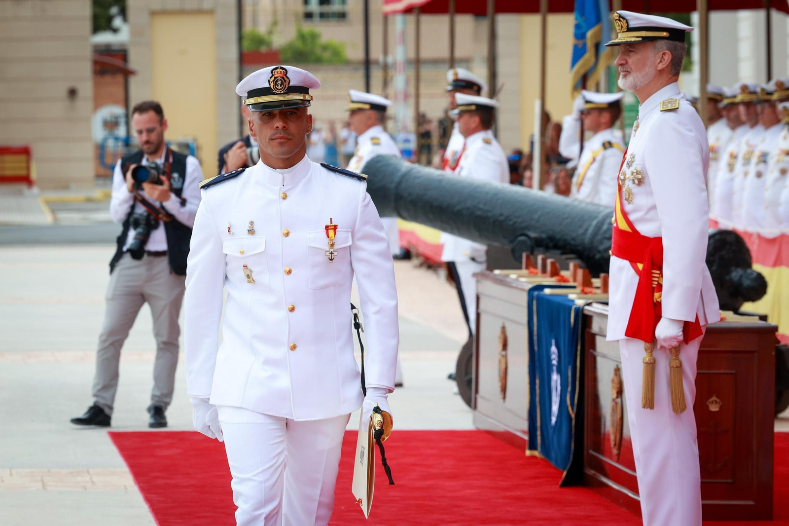 Las imágenes de la entrega de despachos a los nuevos suboficiales de la Armada que ha presidido el Rey en San Fernando
