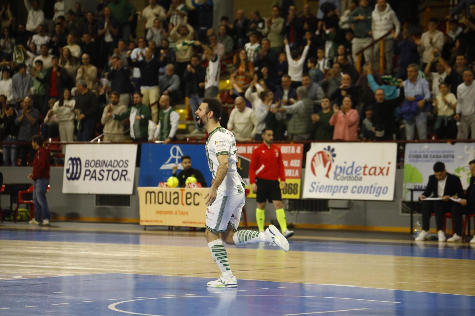 Las mejores fotos del ambiente en Vista Alegre para el Córdoba Futsal - Noia