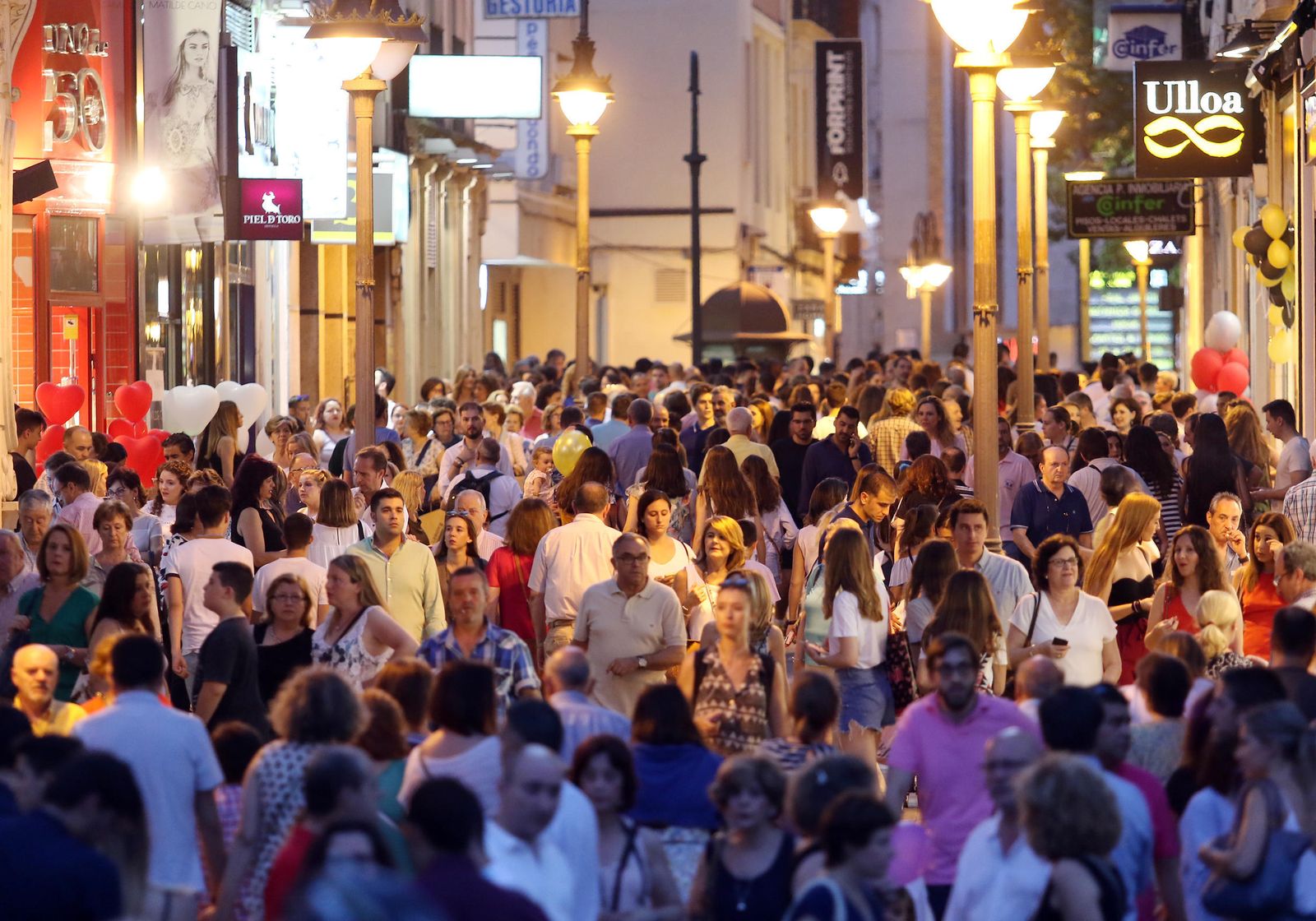 La calle Gondomar, totalmente llena de público al anochecer.