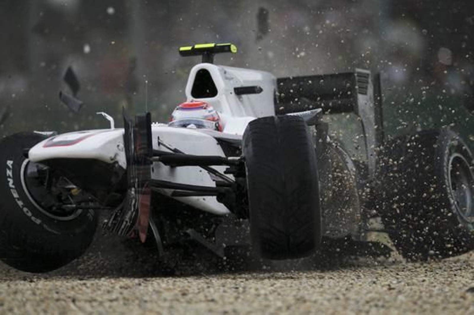 Kobayashi sufrió un serio accidente. (FOTOS: AFP/Reuters/EFE)