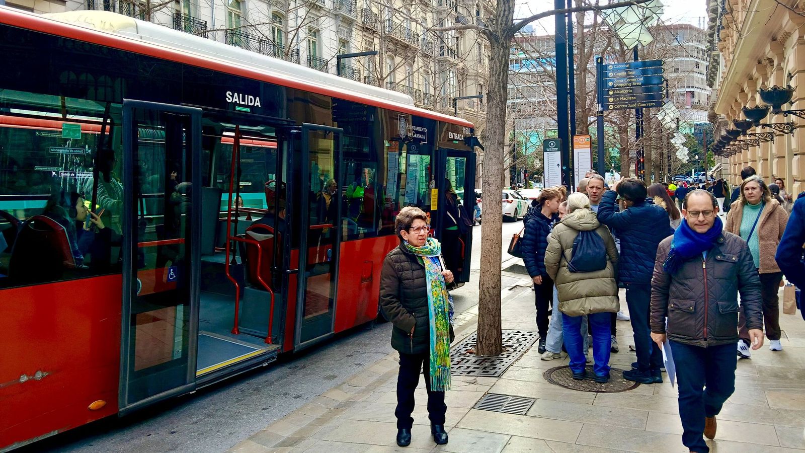 Imagen de una de las paradas sin marquesina en la capital