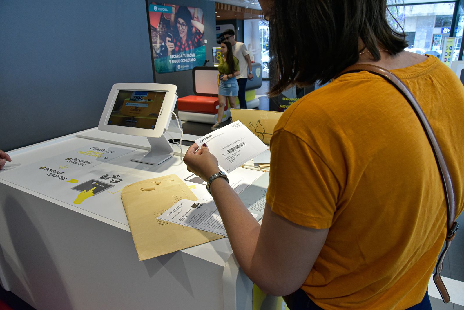 Entrega de la documentación para el voto por correo en Huelva.