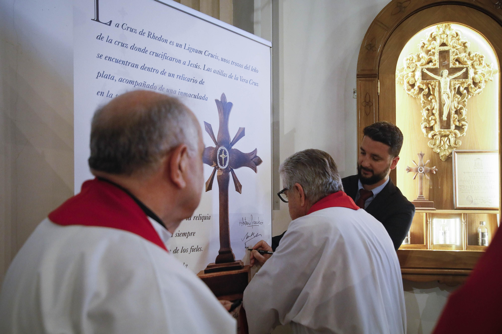 Así fue el Lignum Crucis en la Iglesia San Sebastián, en imágenes