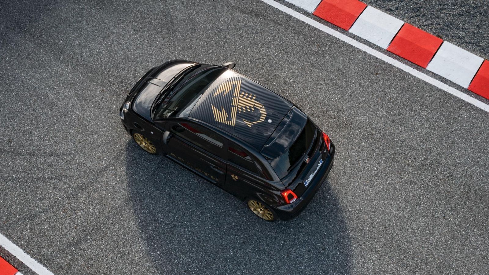 Como otros Abarth, este tampoco es apto para tímidos al contar con una decoración muy llamativa.