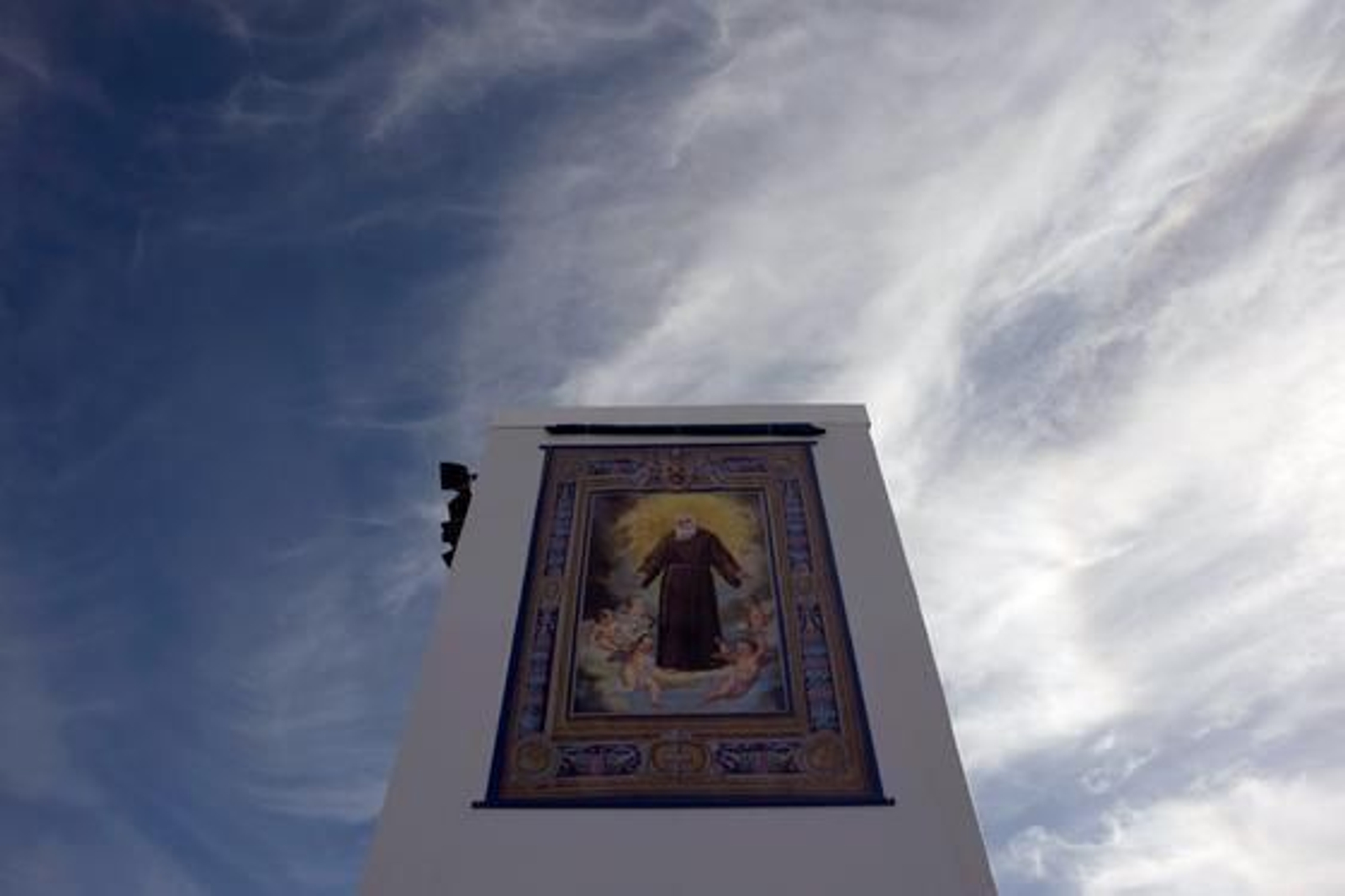Miles de personas acuden al acto de beatificación de Fray Leopoldo en la base aérea de Armilla. / AFP