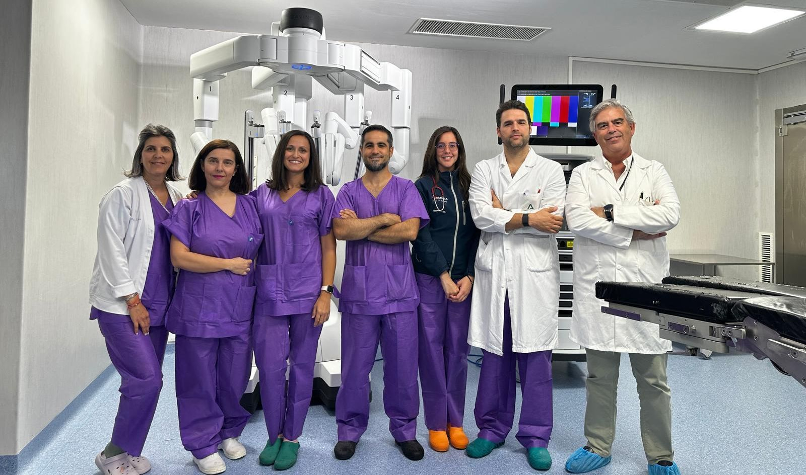 Foto de familia del equipo encargado de realizar la cirugía robótica en el hospital Juan Ramón Jiménez.