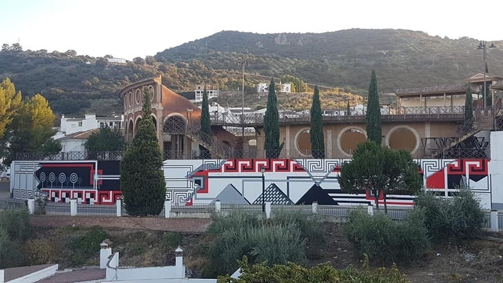 Mural del artista prieguense Rafael Blanco junto a la villa romana de Almedinilla.