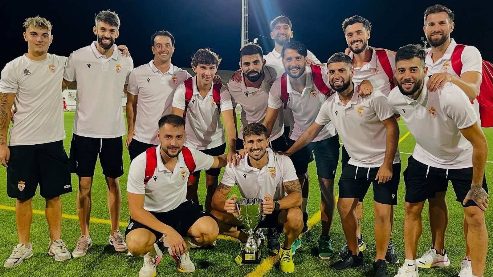 Los racinguistas posan con la copa conquistada en Paterna.
