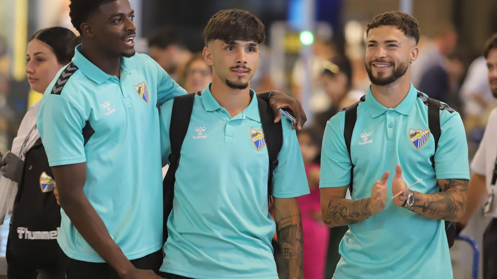 Las fotos de la afición despidiendo al Málaga en el aeropuerto antes de ir a Tarragona