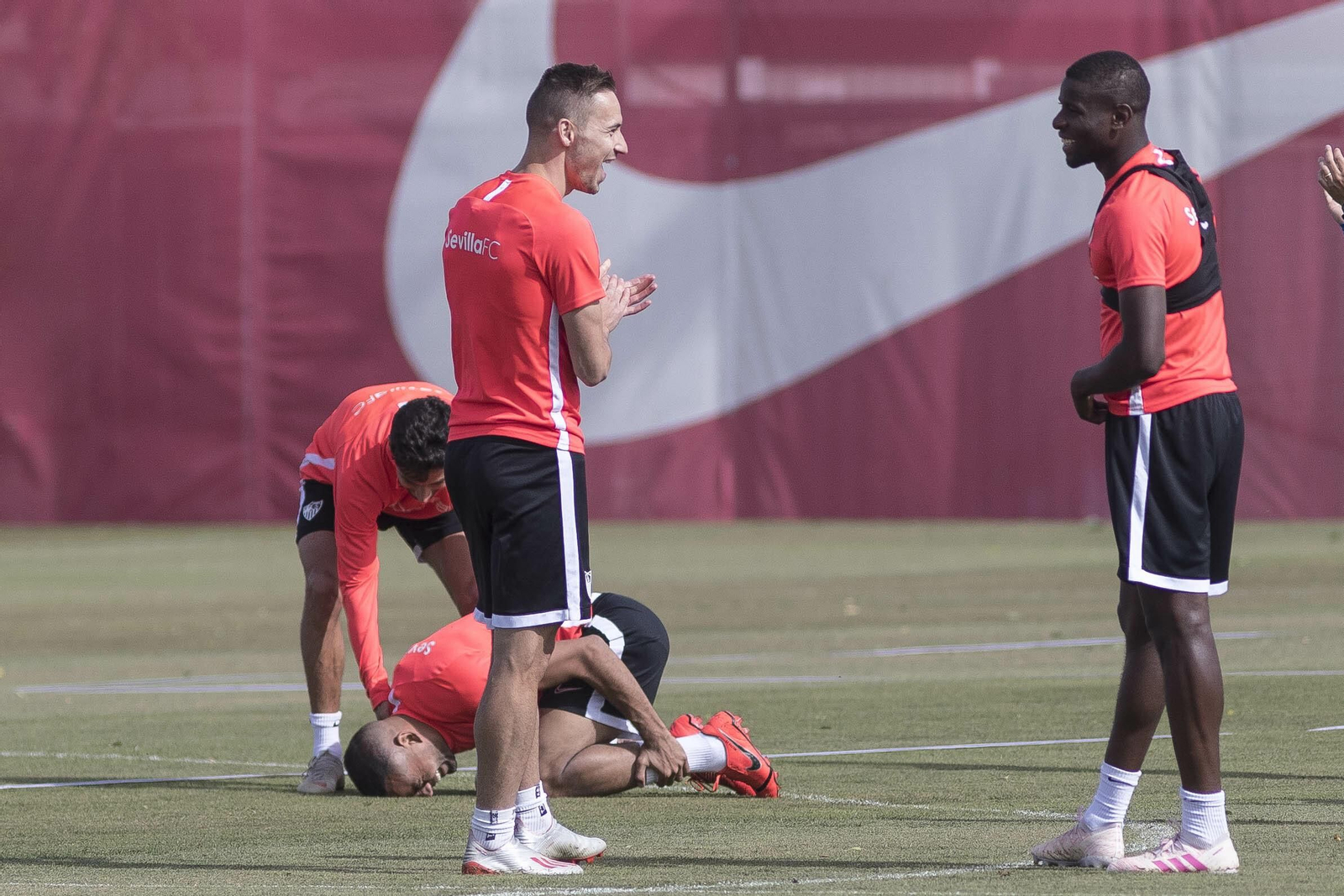 Marko Rog y Amadou, que formarán el eje, sonríen ante un lance entre Jesús Navas y Mercado.