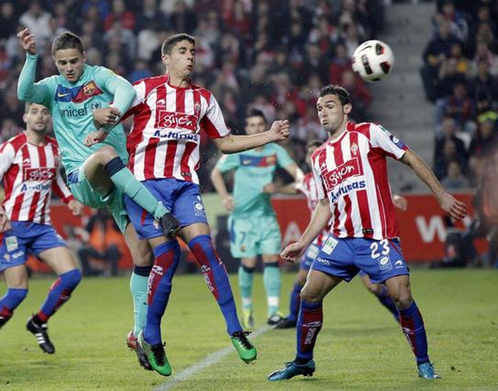 El Sporting frena al Barcelona tras 16 partidos seguidos ganando. / EFE