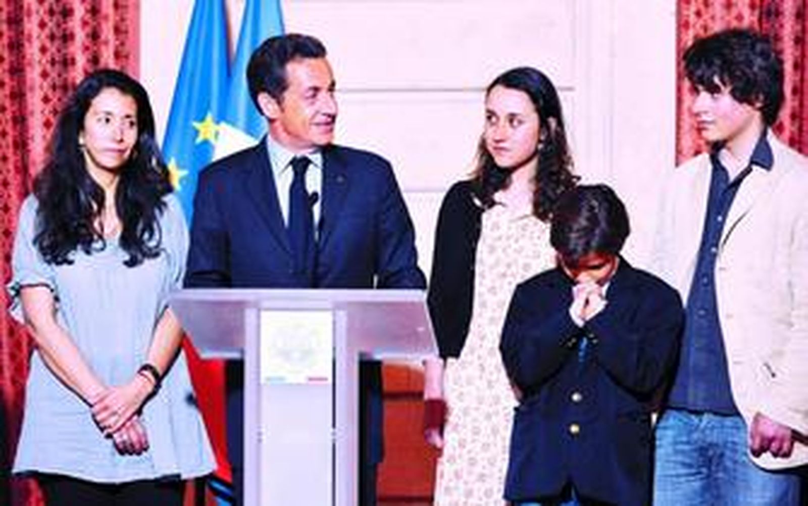 Sarkozy, ayer en el Elíseo, con la hermana y los hijos de Betancourt.