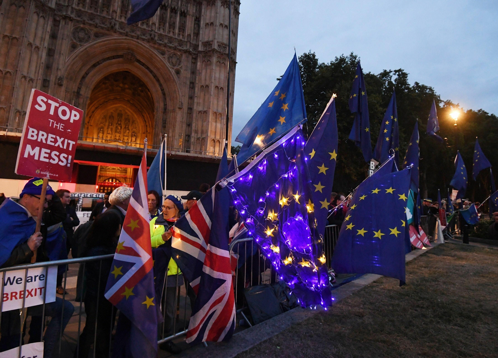 Manifestantes contrarios al 'Brexit' durante una protesta ante el Parlamento de Westminster este pasado lunes, cuando se cerró un mes.