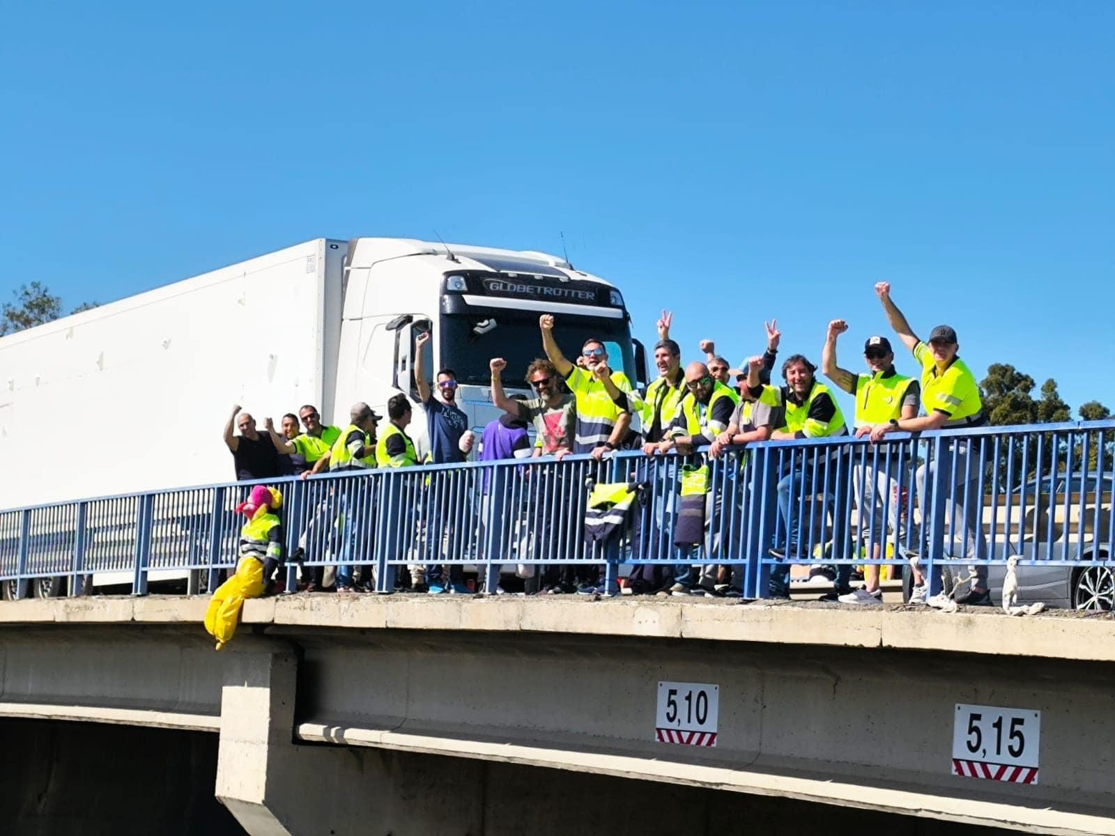 Trabajadores de Acerinox, en el puente de la A-7 entre Palmones y Los Cortijillos. Trabajadores de Acerinox, en el puente de la A-7 entre Palmones y Los Cortijillos.