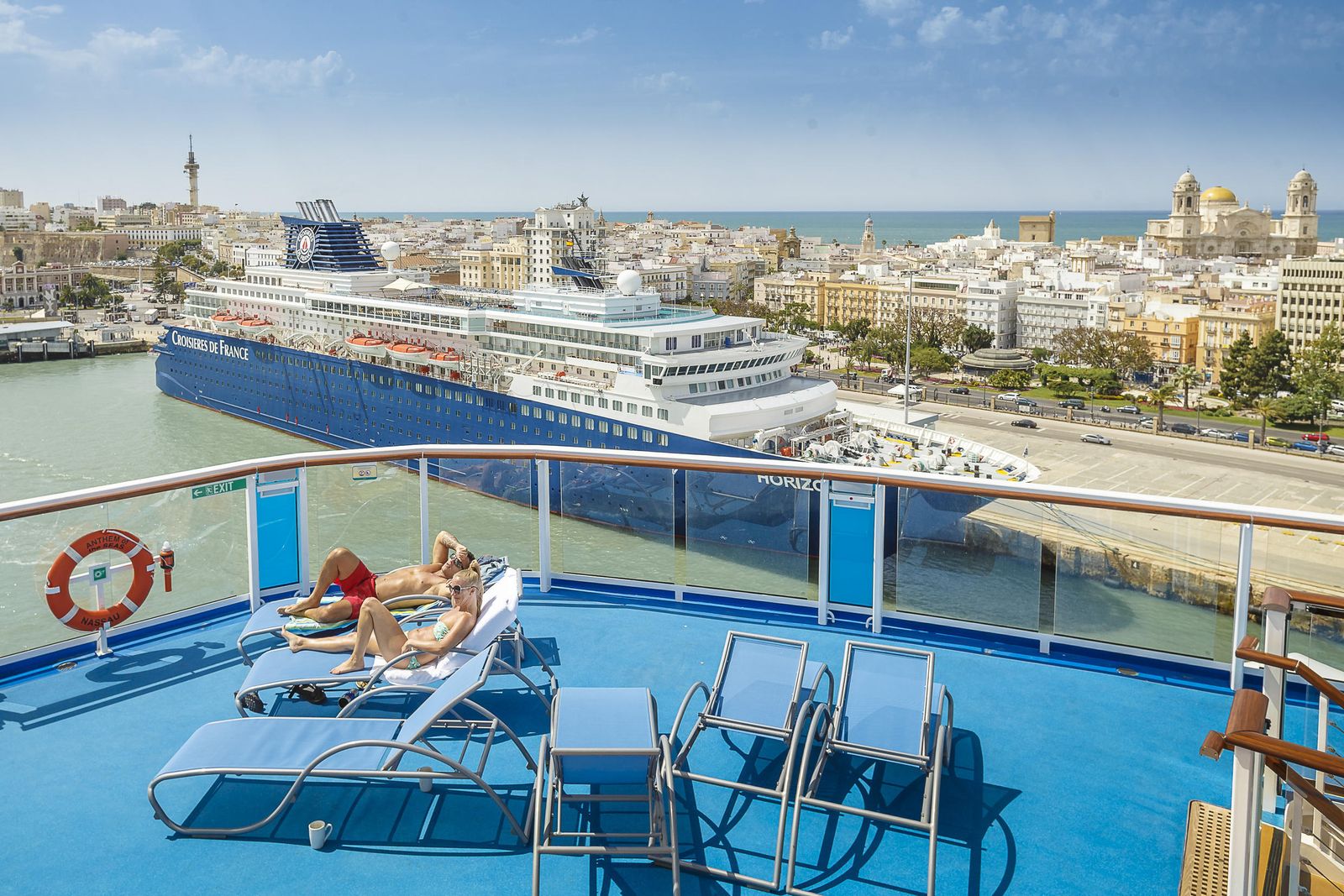 Vista de un gran crucero desde el 'Anthem of the seas', uno de los barcos más grandes del mundo.