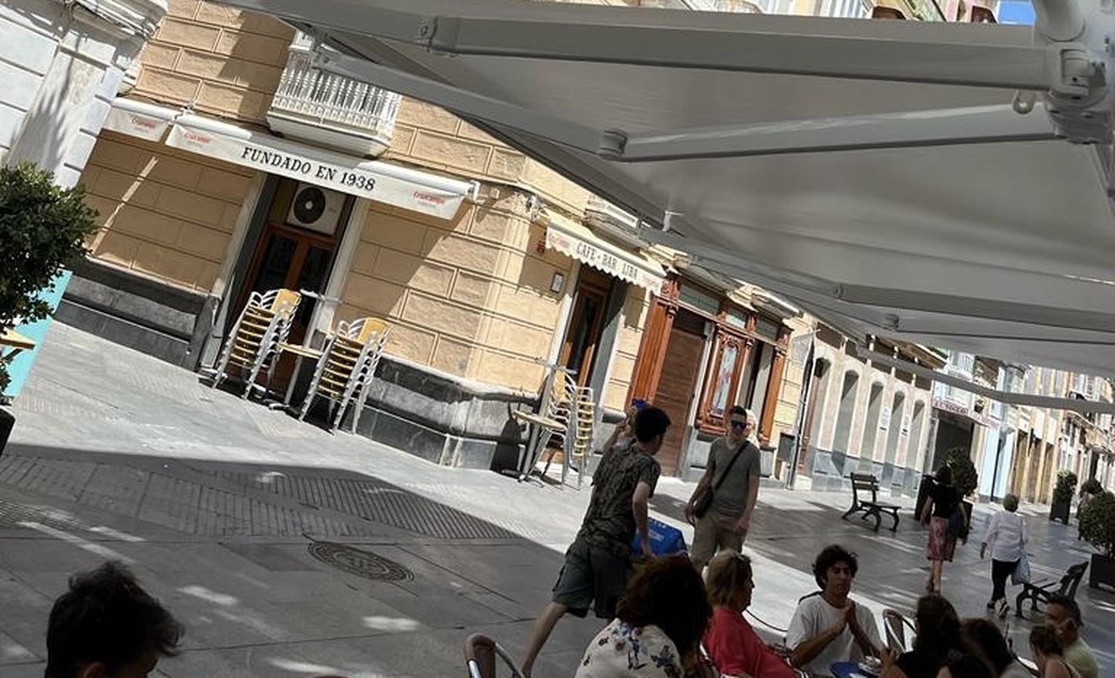 Italianos cambia sombrillas por un toldo