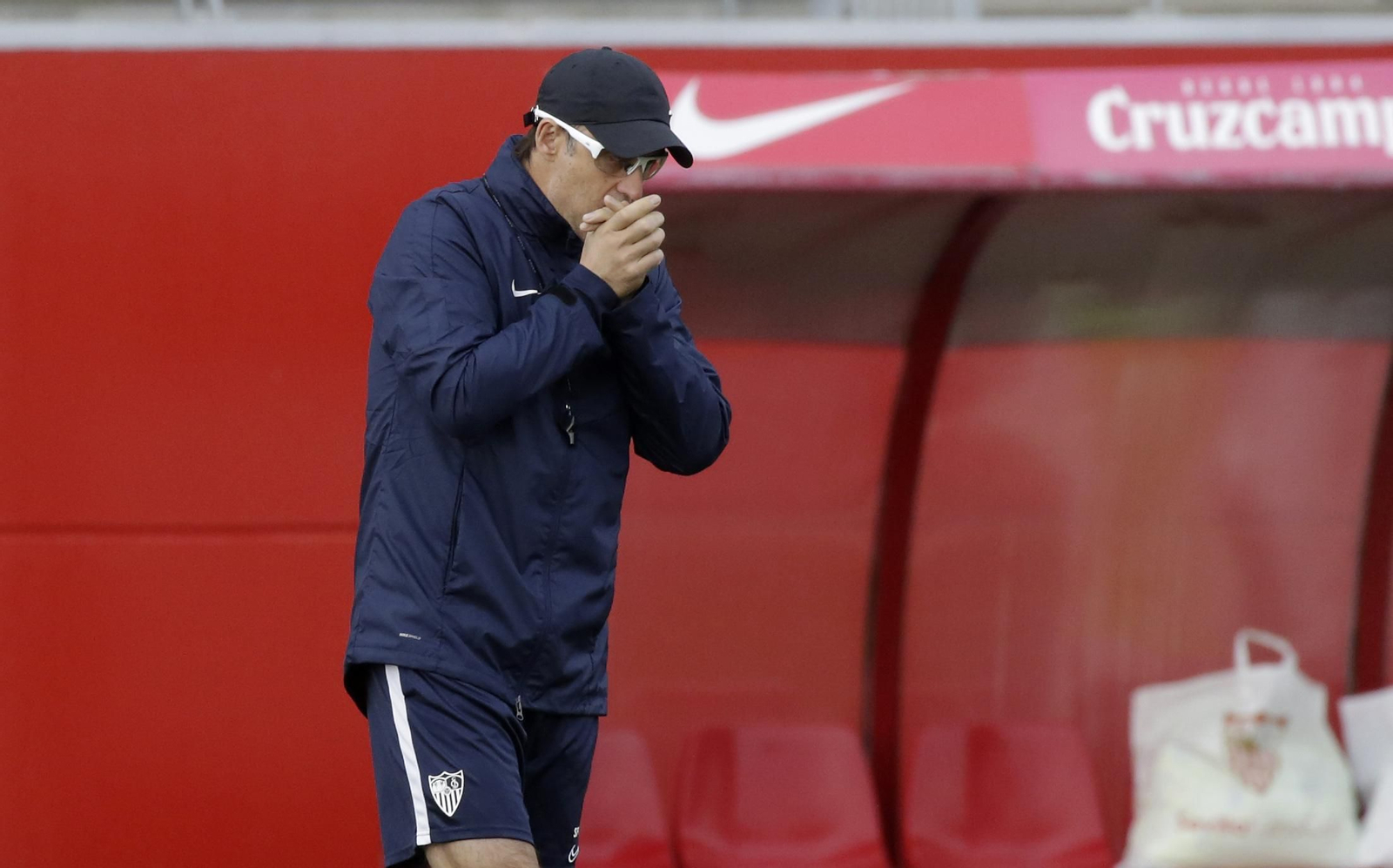 Lopetegui se calienta las manos en un entrenamiento del Sevilla FC.