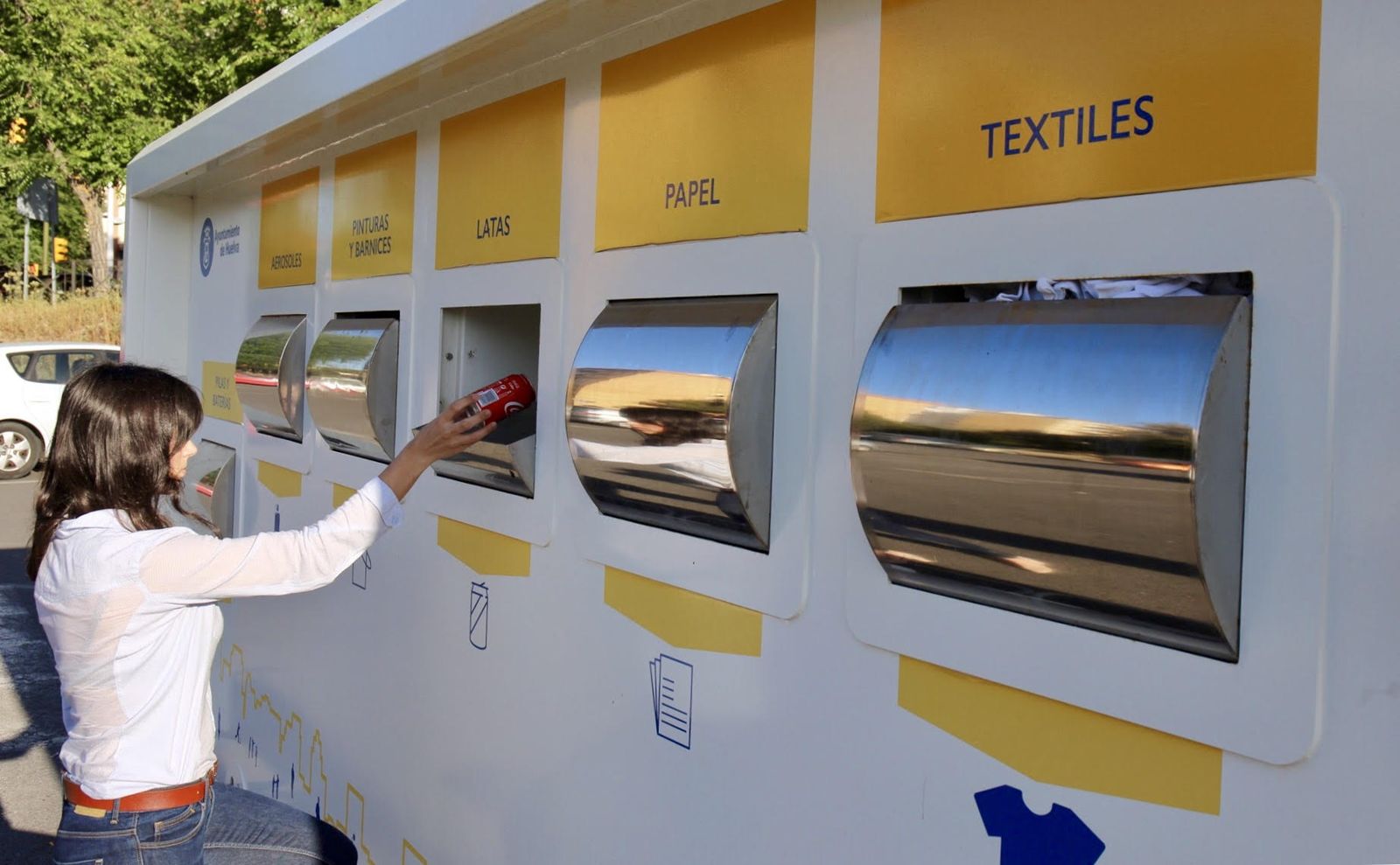 Una persona tirando una lata al Punto Limpio de Huelva, en una imagen de archivo.