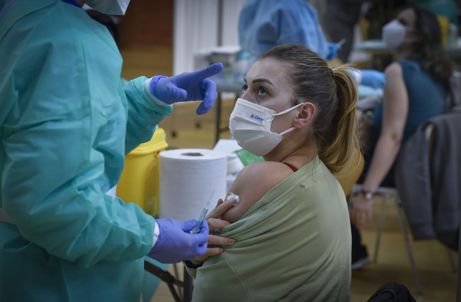 Coronavirus: La vacunación en el Pabellón deportivo de la Facultad de Económicas